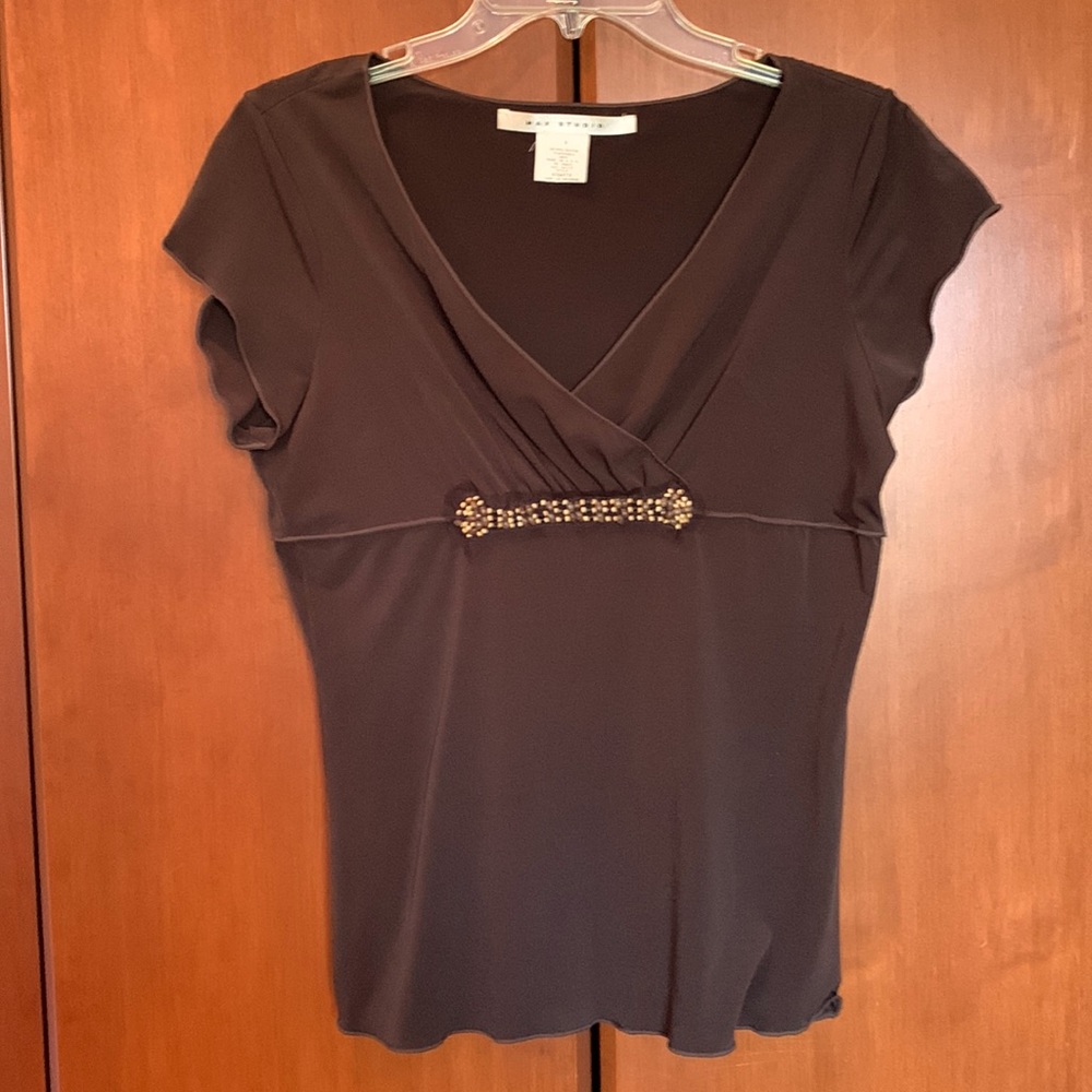 Small, Max Studio, brown blouse. Scallop arms & hem. Beaded empire waist detail